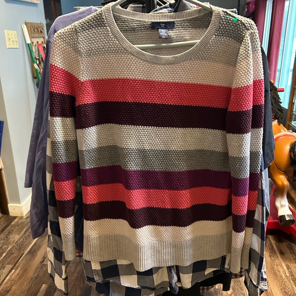 GAP Textured Knit Sweater in Gray and Cream